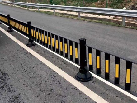 交通護欄的種類及各分類的規(guī)模，要求和用途有