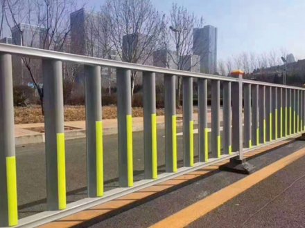 道路護欄縫隙應(yīng)按什么間距標準才安全